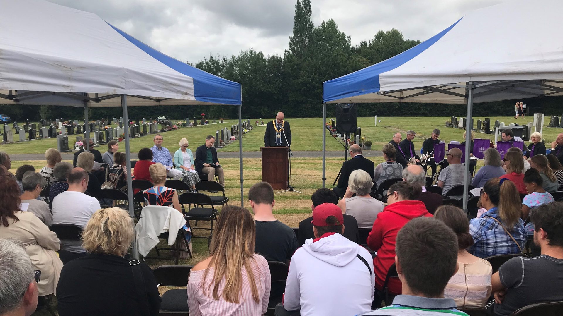 The Mayor of Thatcham speaking in front of a crowd at London Road Cemetery